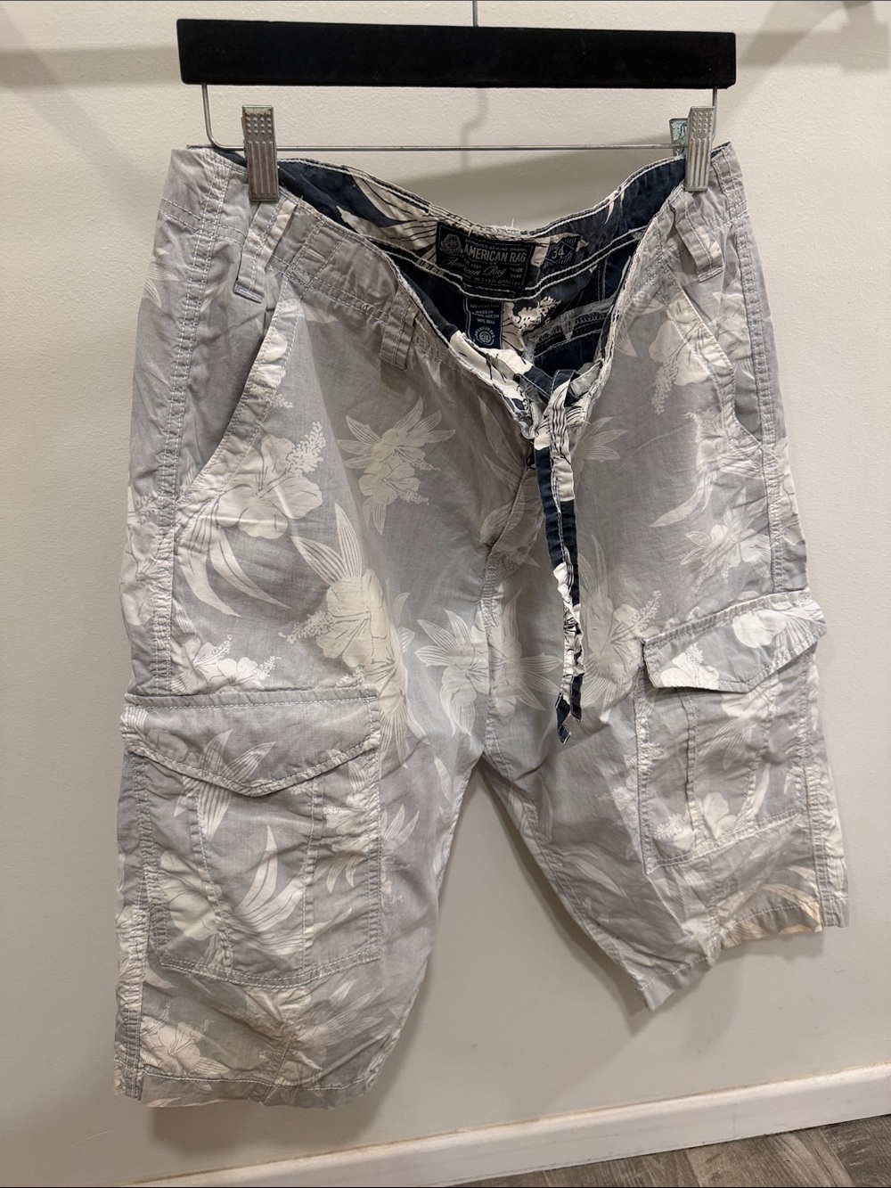 American Rag Light Gray Floral Cargo Shorts with White Print
